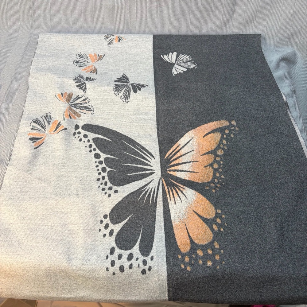 NWT women’s wrap wool blend fringed butterfly two tone approximate size 72 x 23